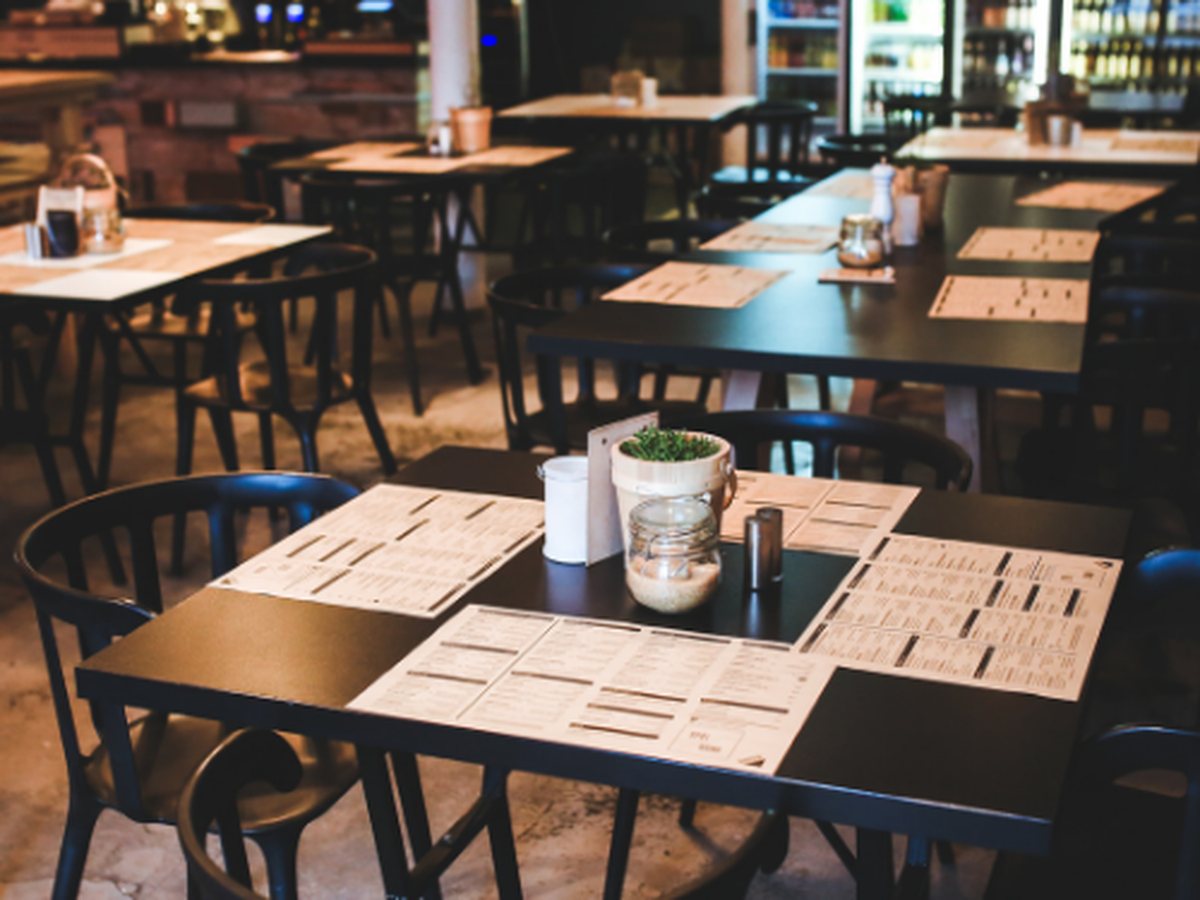 Restoran salonu, servise hazır masalar