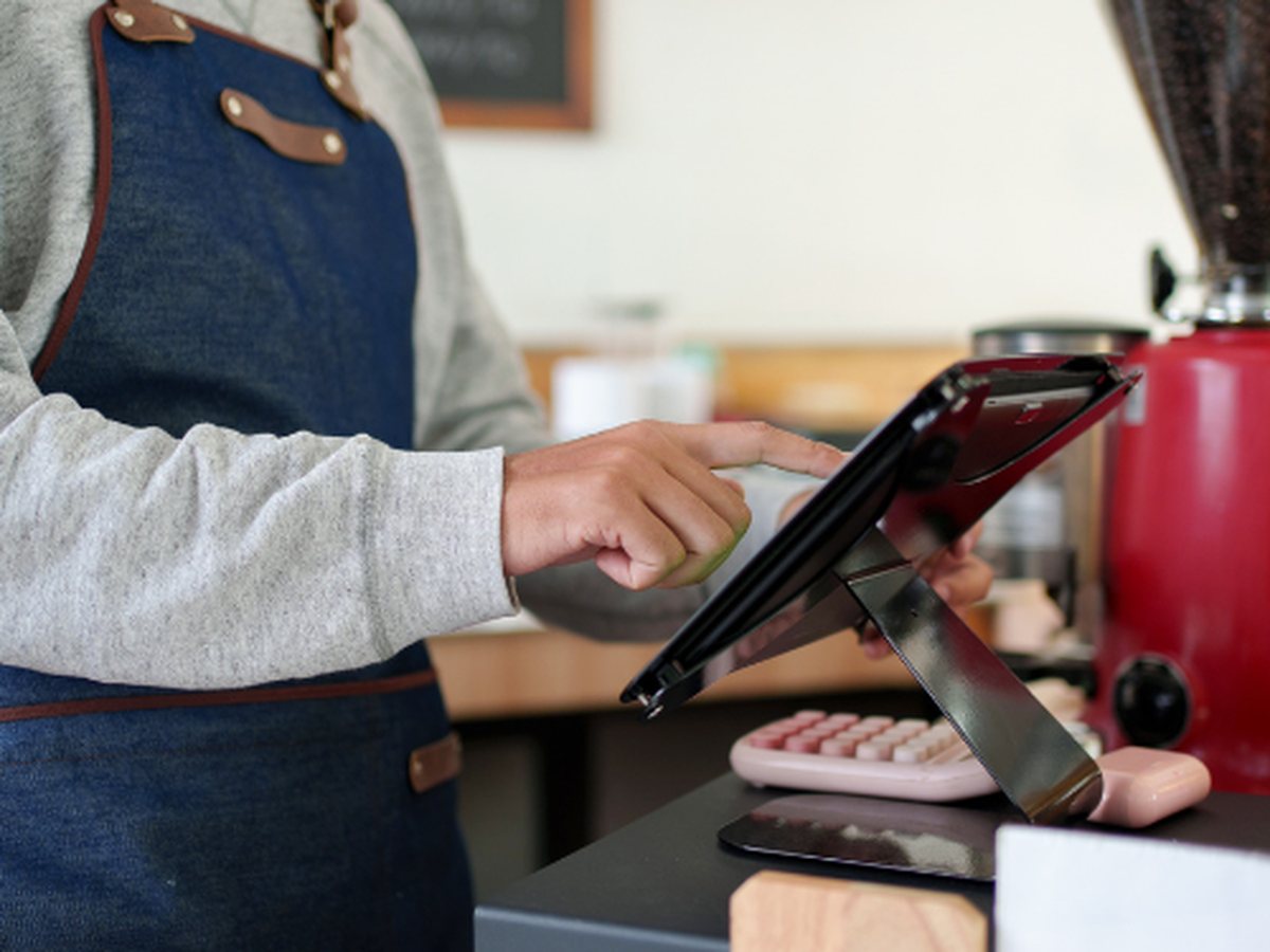 Barista tablet üzerinden sipariş alıyor